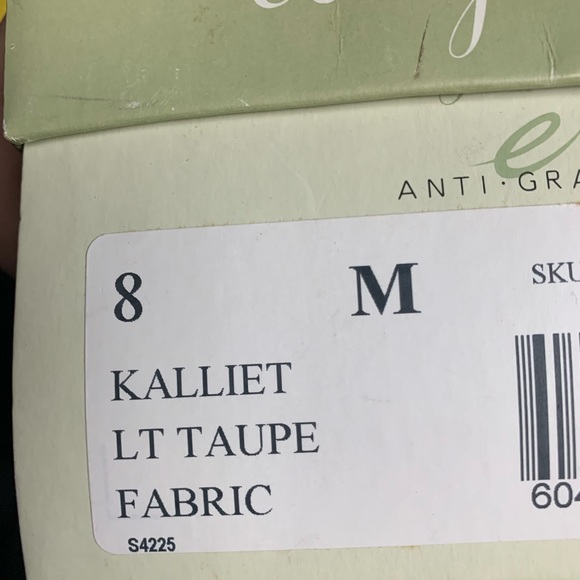 NIB Easy Spirit Champagne Raw Silk Heels Pumps 8 - Picture 5 of 5